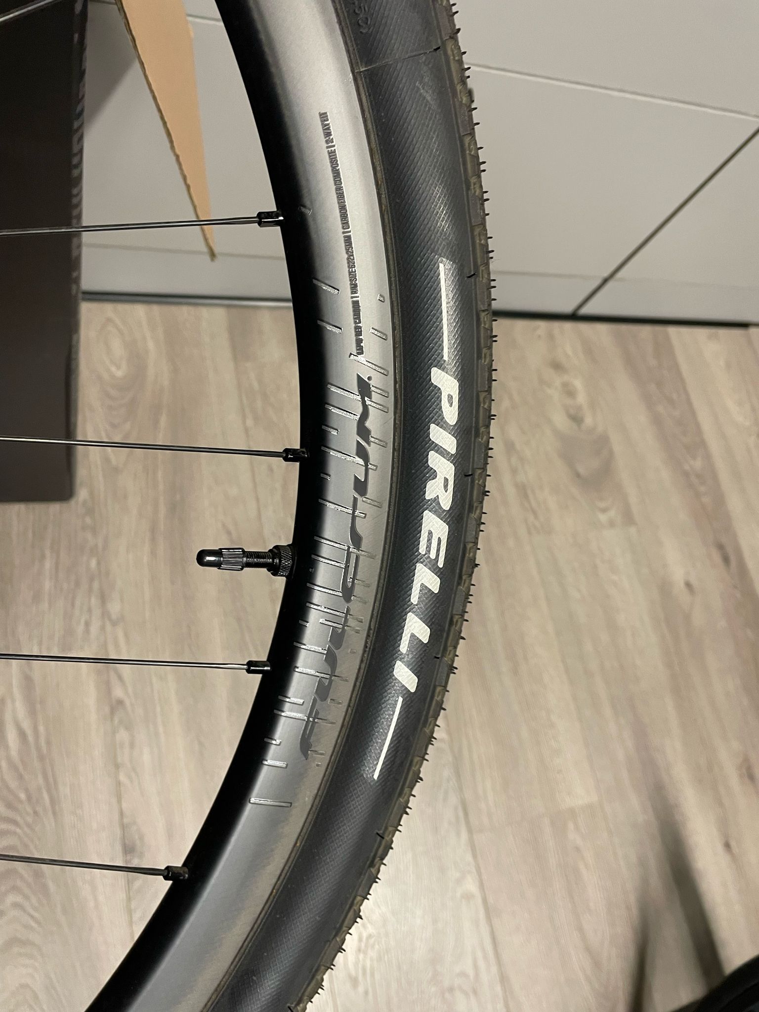 Fulcrum RAPID RED CARBON XDR 700 Preowned Gravel Wheelset - Image 4