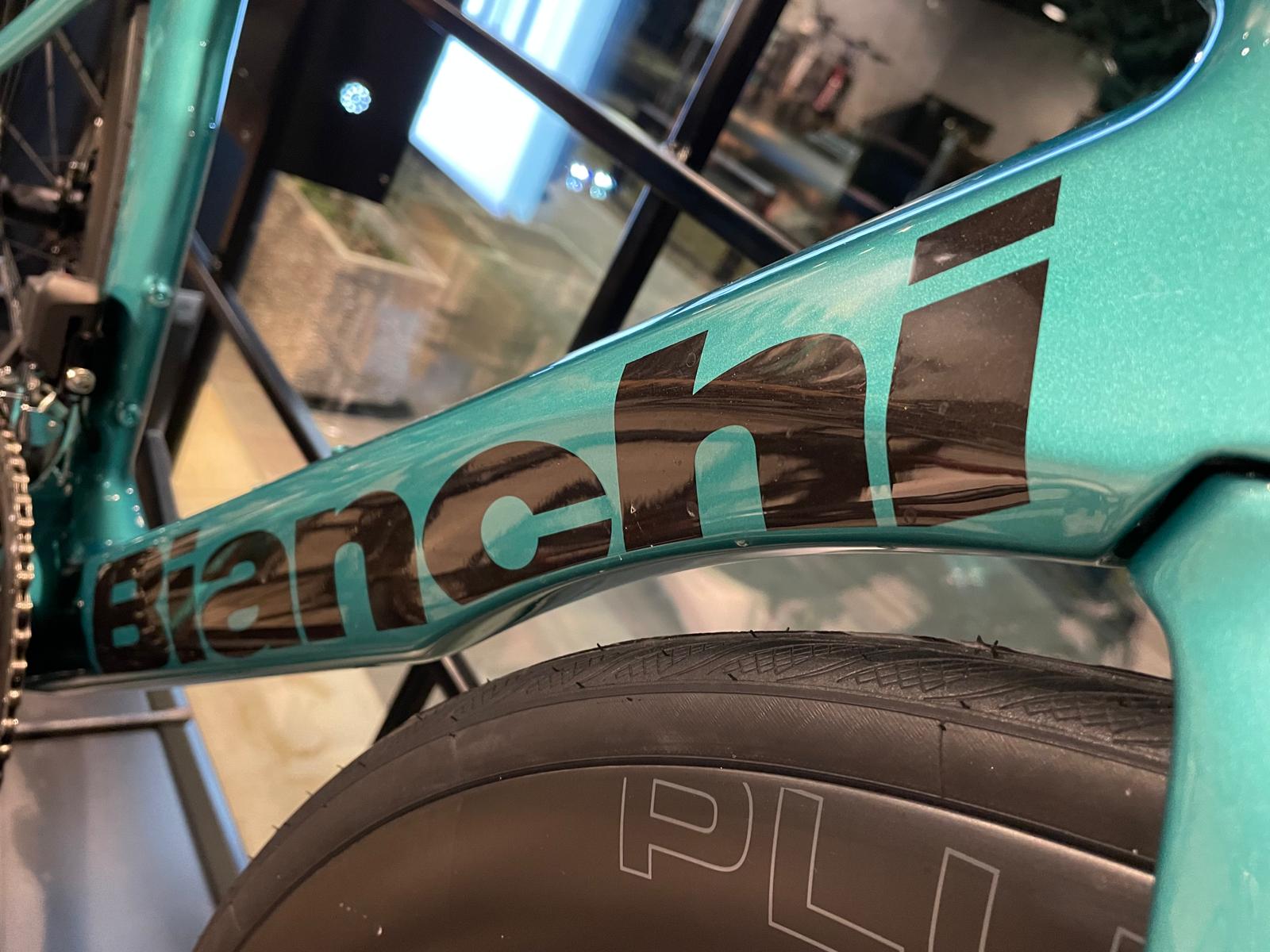 Bianchi Oltre Comp Shimano 105 Di2 12s (2026) – Metallic Celeste / Black Glossy - Image 2